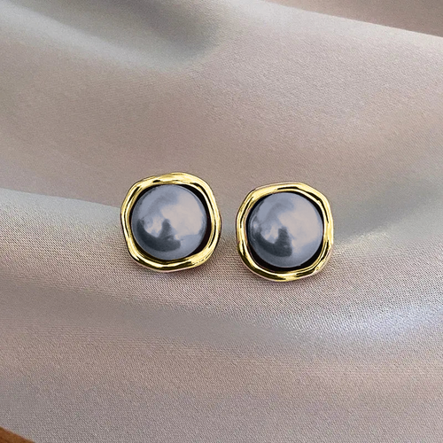 Lynn - Pearl Stud Earrings
